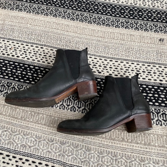 H by Hudson black leather Chelsea boots size 10/41 - Picture 2 of 7